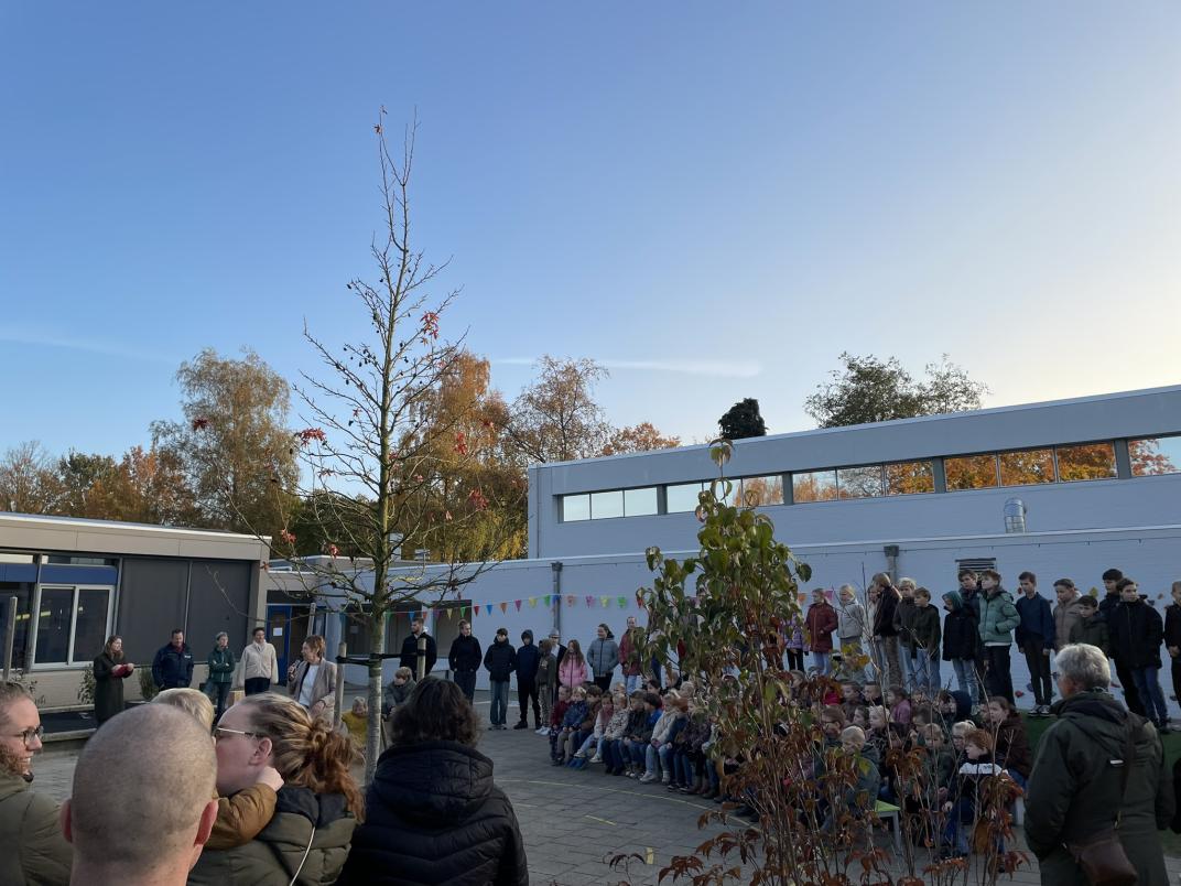 leerlingen bij opening schoolplein