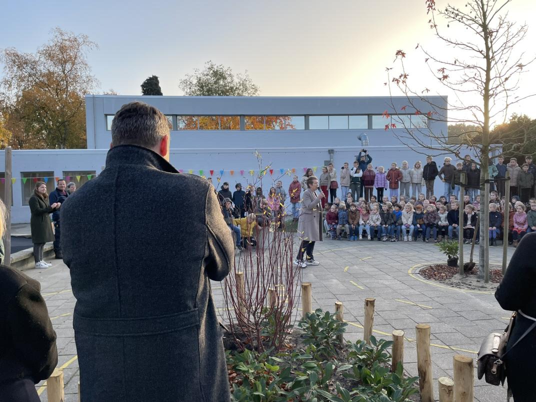 leerlingen bij opening schoolplein