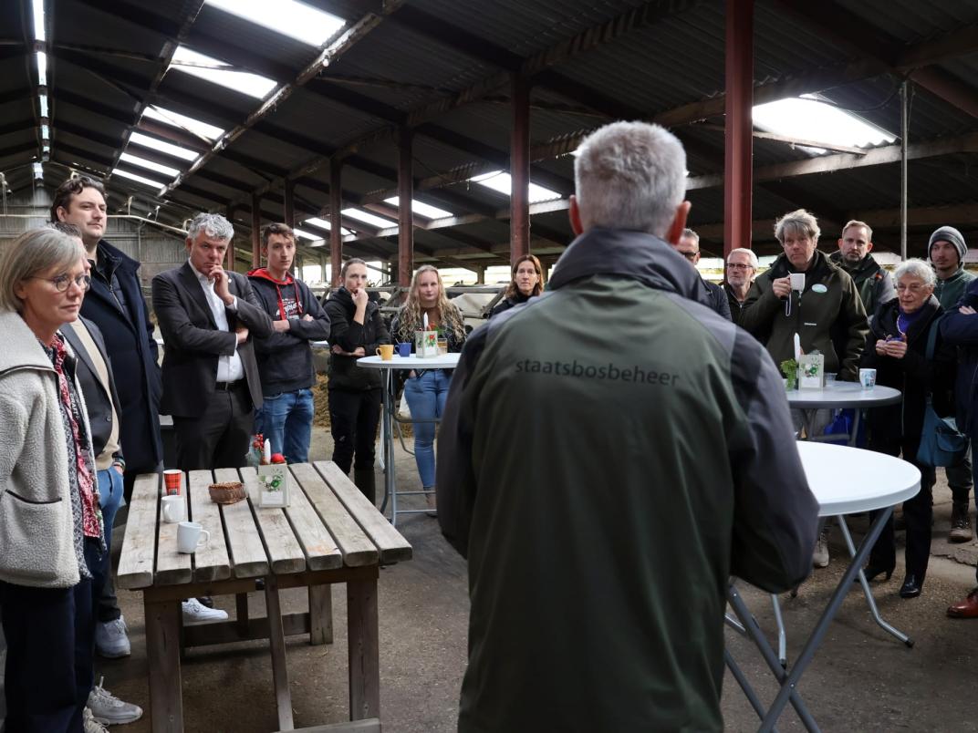 Groep mensen in stal