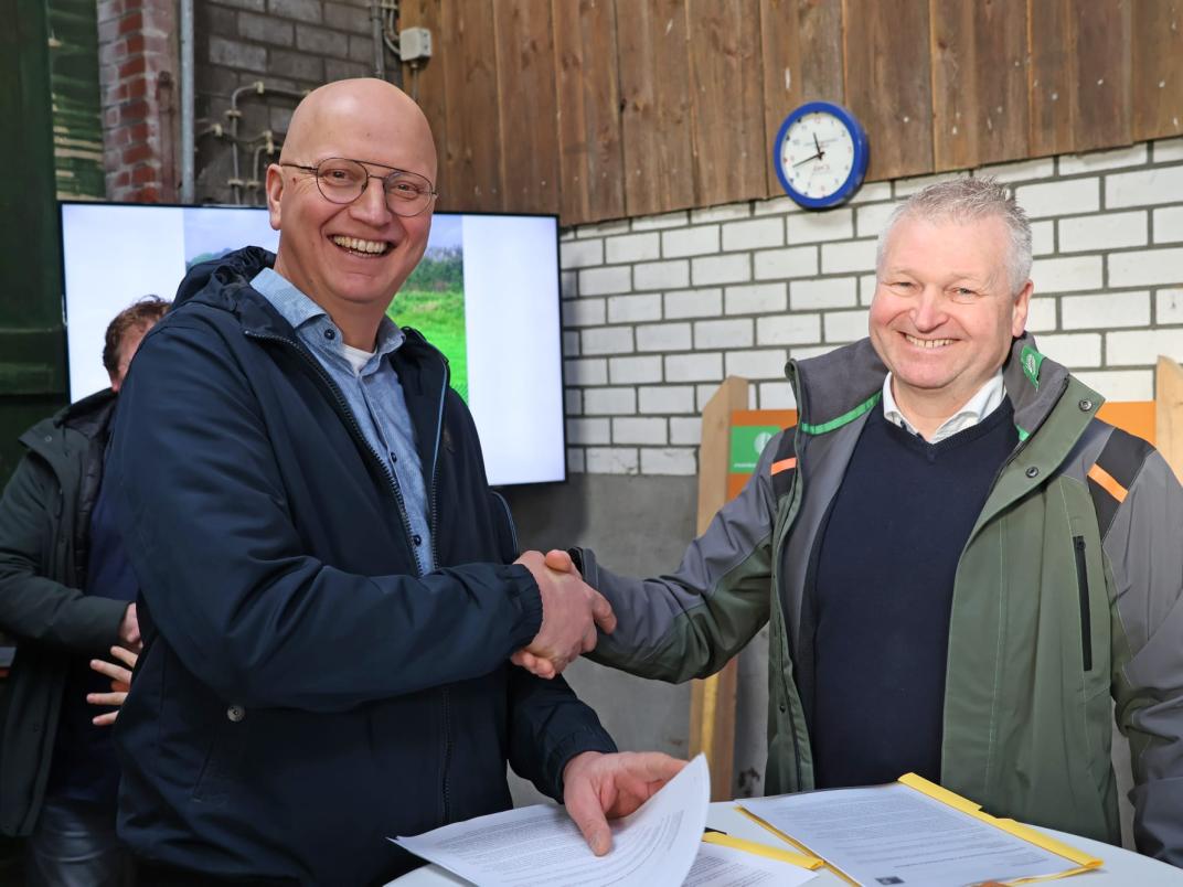 2 mannen schudden de hand