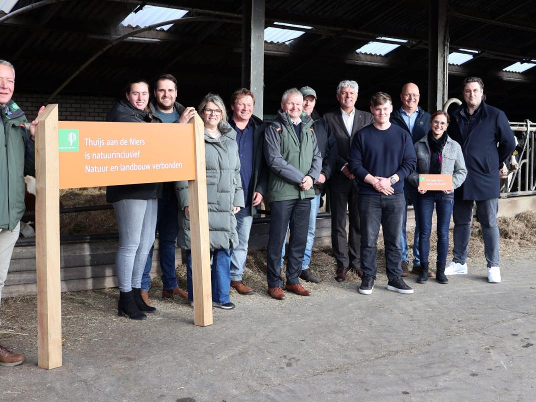 Groep mensen in stal