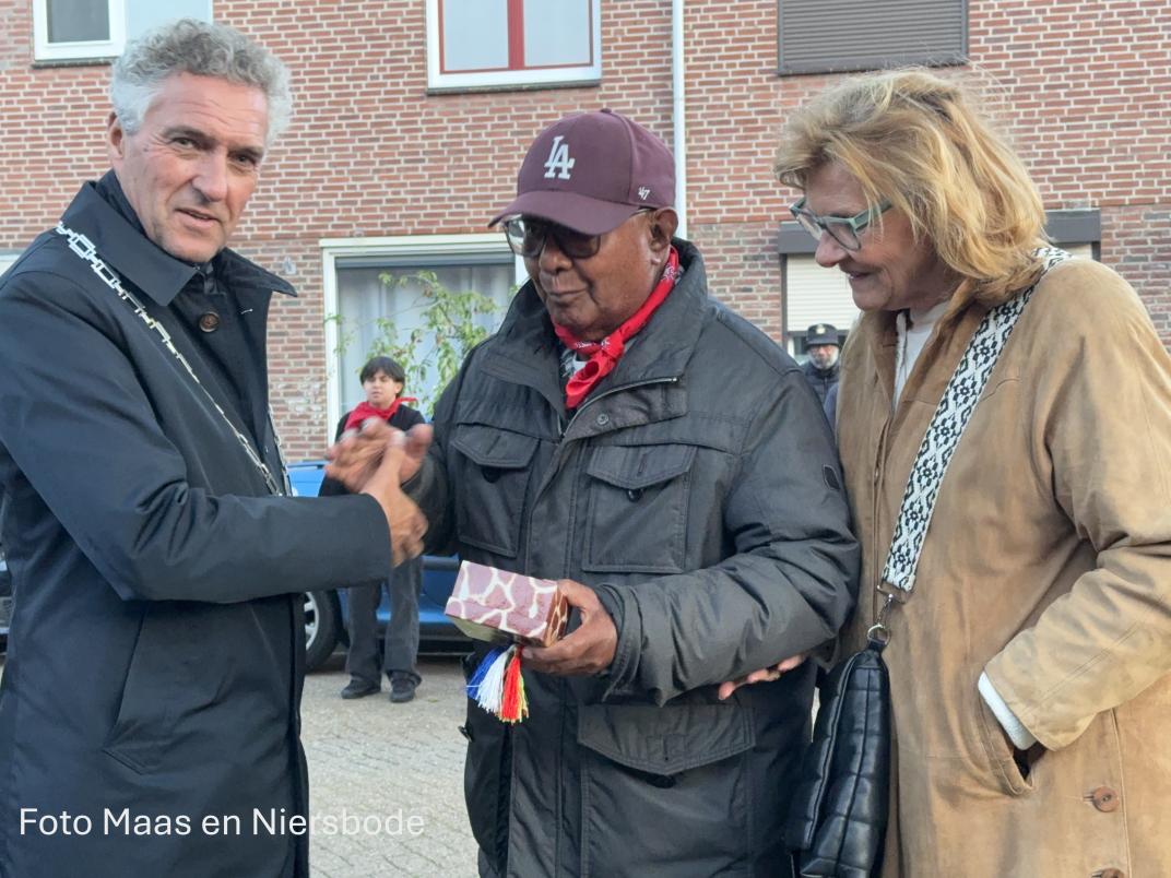 Burgemeester Hans Teunissen samen met Nino Latuny