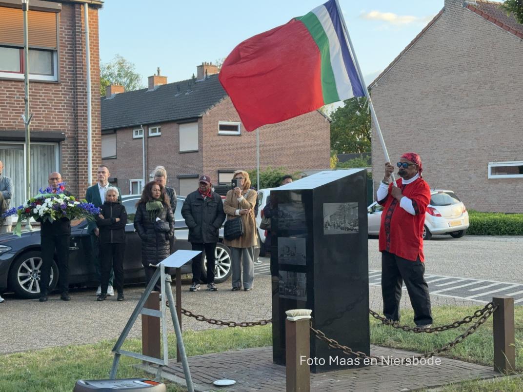 Eerbetoon met de vlag die hoog gehouden wordt