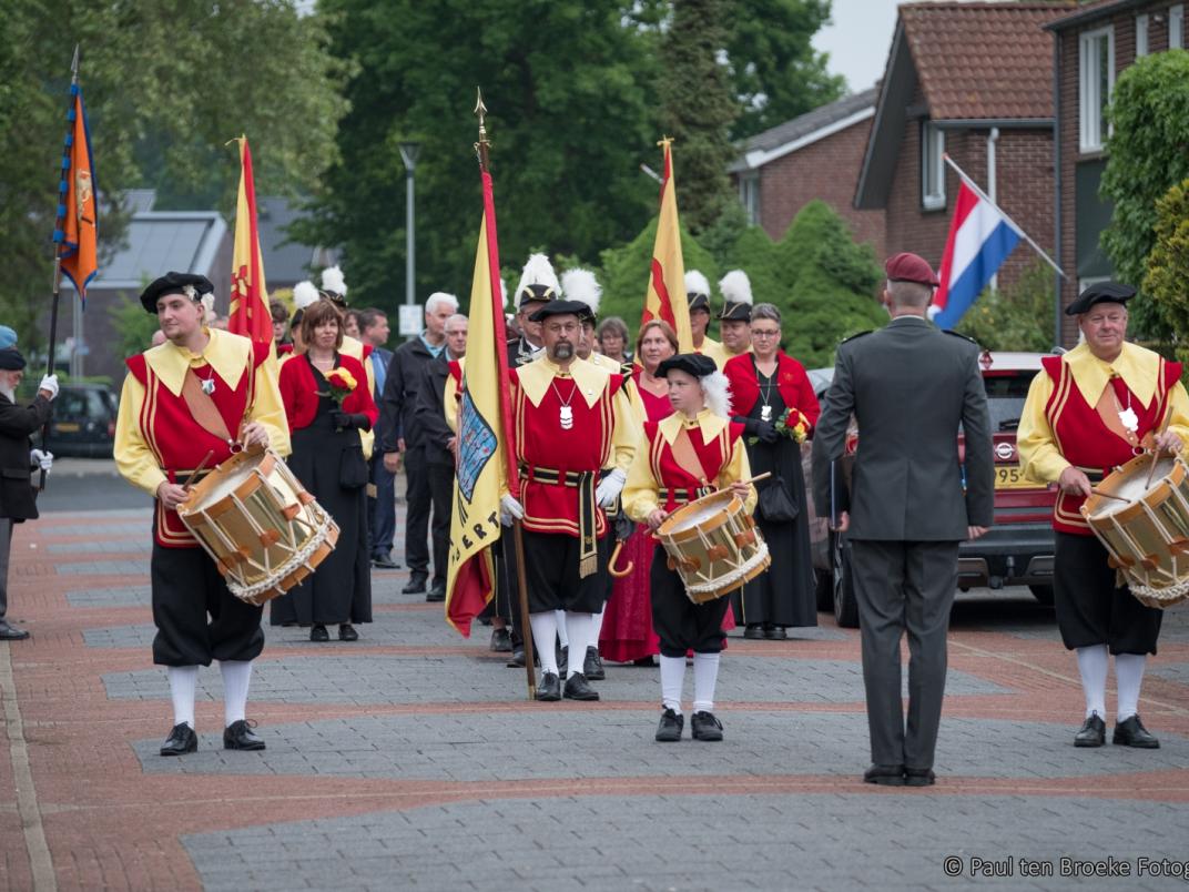Muziek en vaandels buiten op straat 