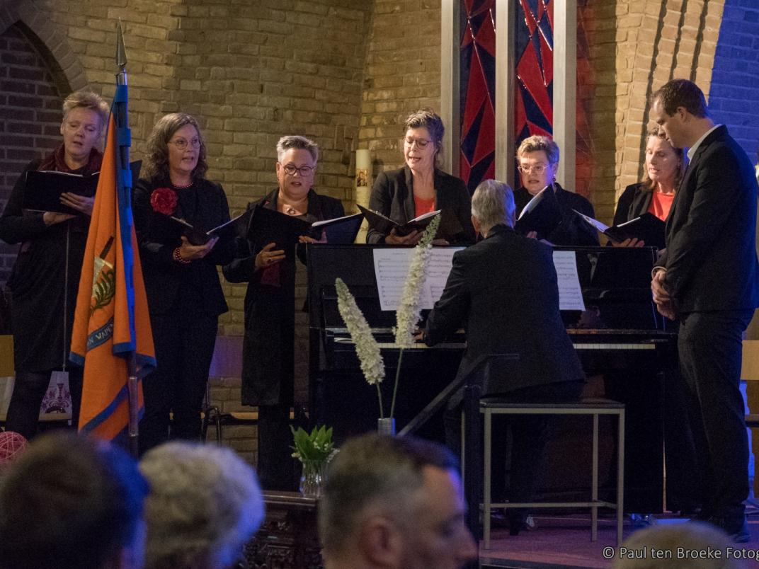 Het koor zingt aan begin van ceremonie