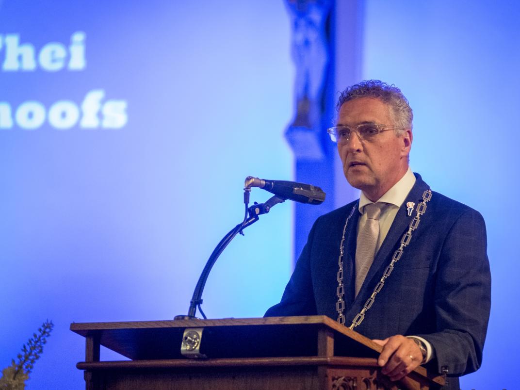Burgemeester Hans Teunissen geeft toespraak in de kerk