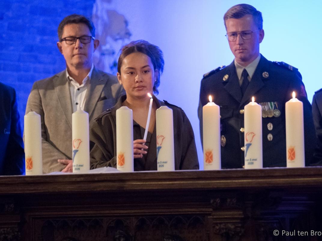 Kaarsjes worden aangestoken voor de slachtoffers van de Tweede Wereldoorlog