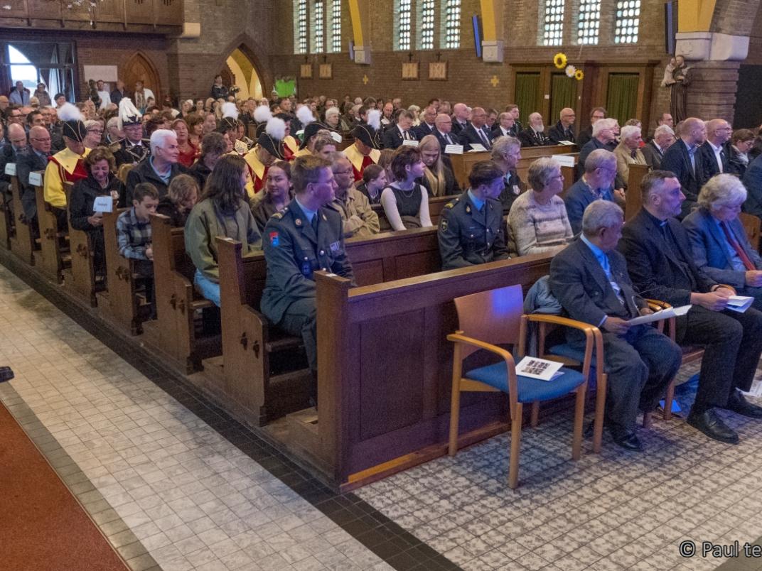 Het publiek in de kerk 