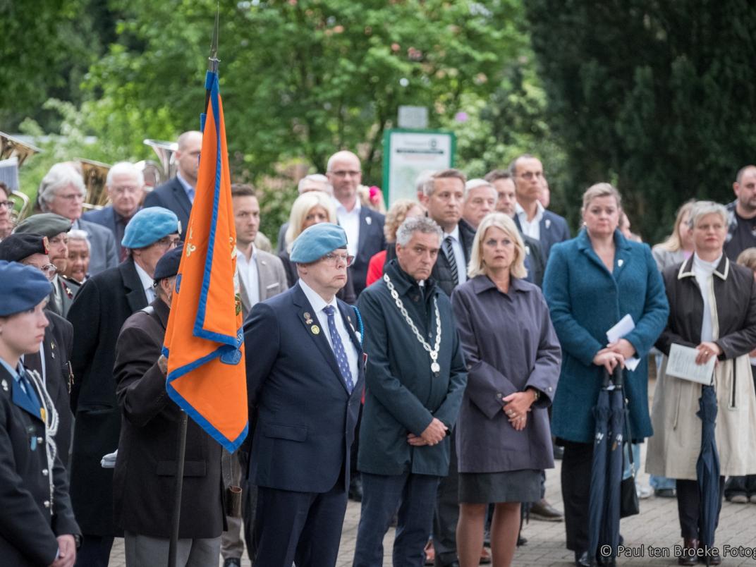 Stilstaan bij oorlogsmonument 