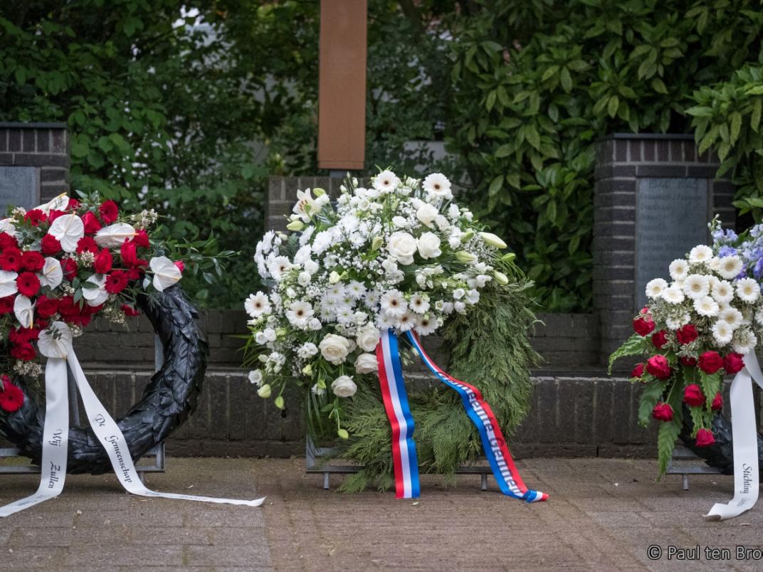 Kransen bij oorlogsmonument 