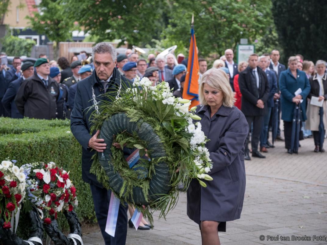 Kranslegging bij oorlogsmonument