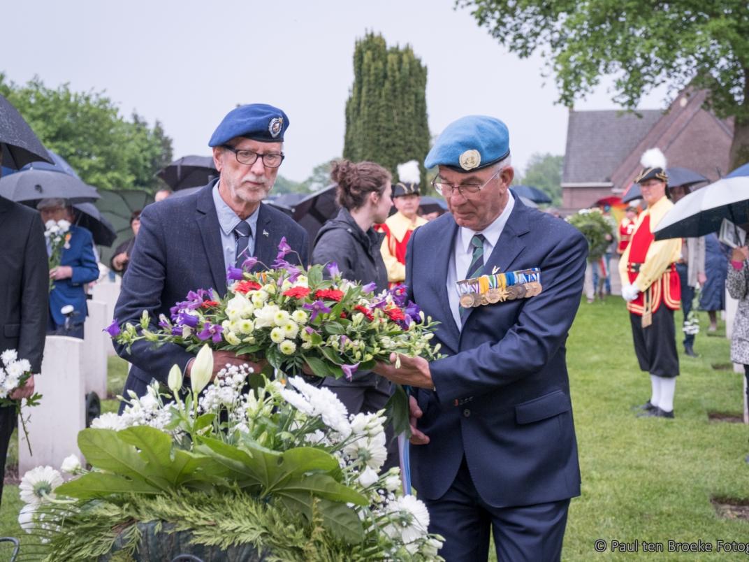 Kranslegging op het ereveld