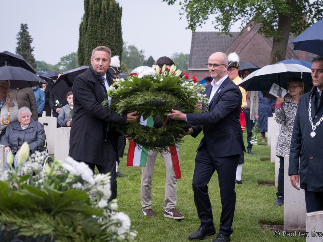 Kranslegging op het ereveld