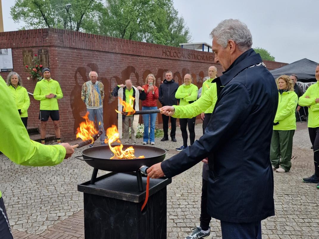 Burgemeester Teunissen neemt het bevrijdingsvuur in ontvangst
