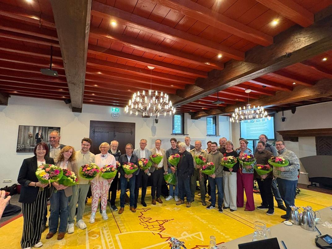 Burgerraadsleden met bloemen