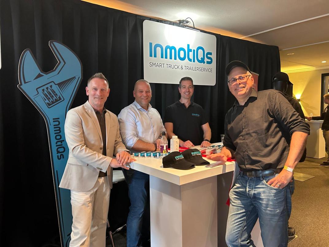 Personen bij tafel bij Mega Expo