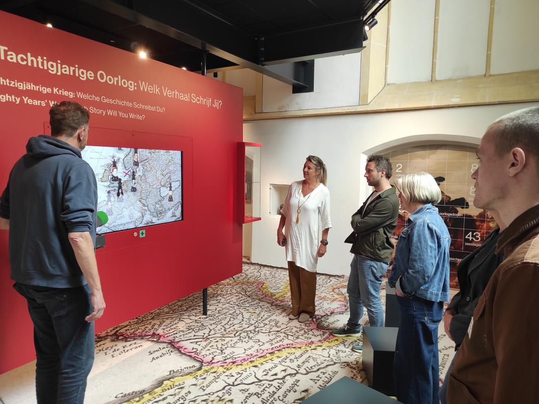 Bezoekers krijgen rondleiding door tentoonstelling 