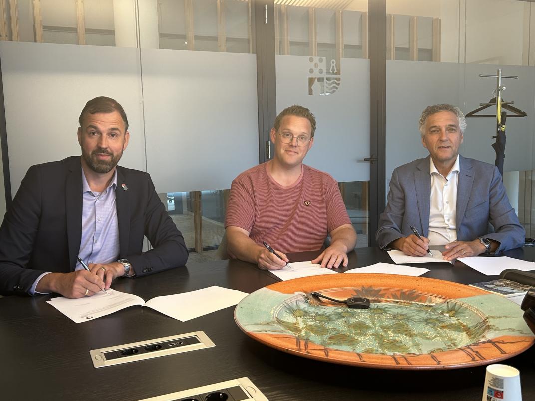 groepsfoto met inspecteur Oorlogsgravenstichting, nieuwe consul en burgemeester