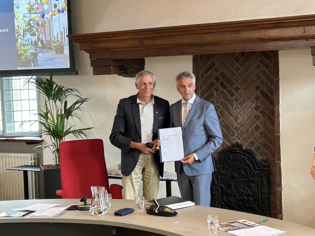 Burgemeester en formateur met het coalitieakkoord