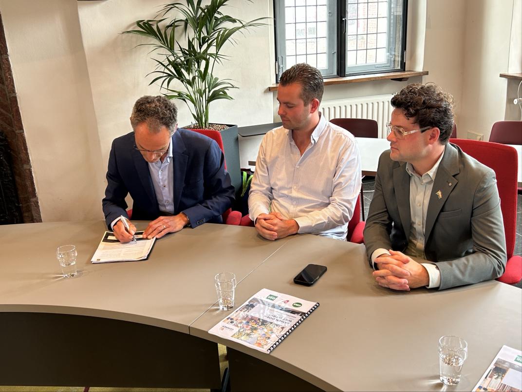 Drie fractievoorzitters ondertekenen het akkoord