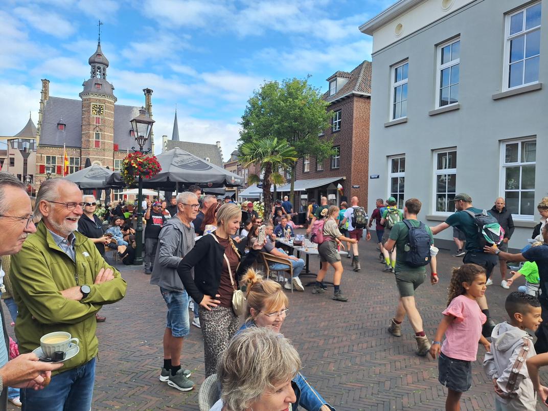 Wandelaars op de Markt met stadhuis