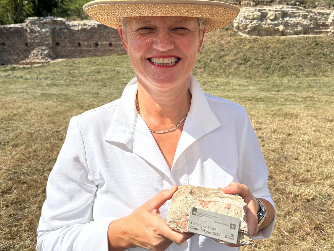 Wethouder Janine van Hulsteijn bij de ruïne van het Genneper Huys