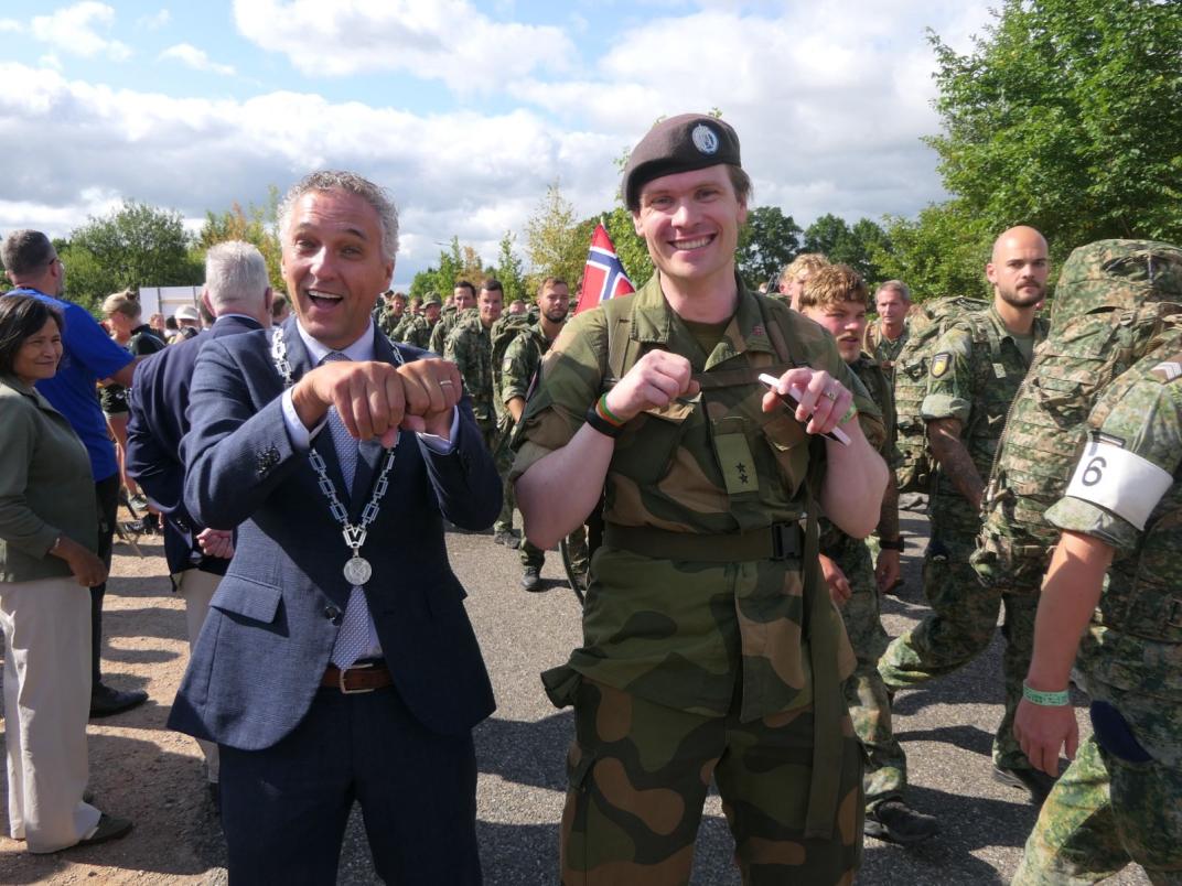 Burgemeester Hans Teunissen met militair