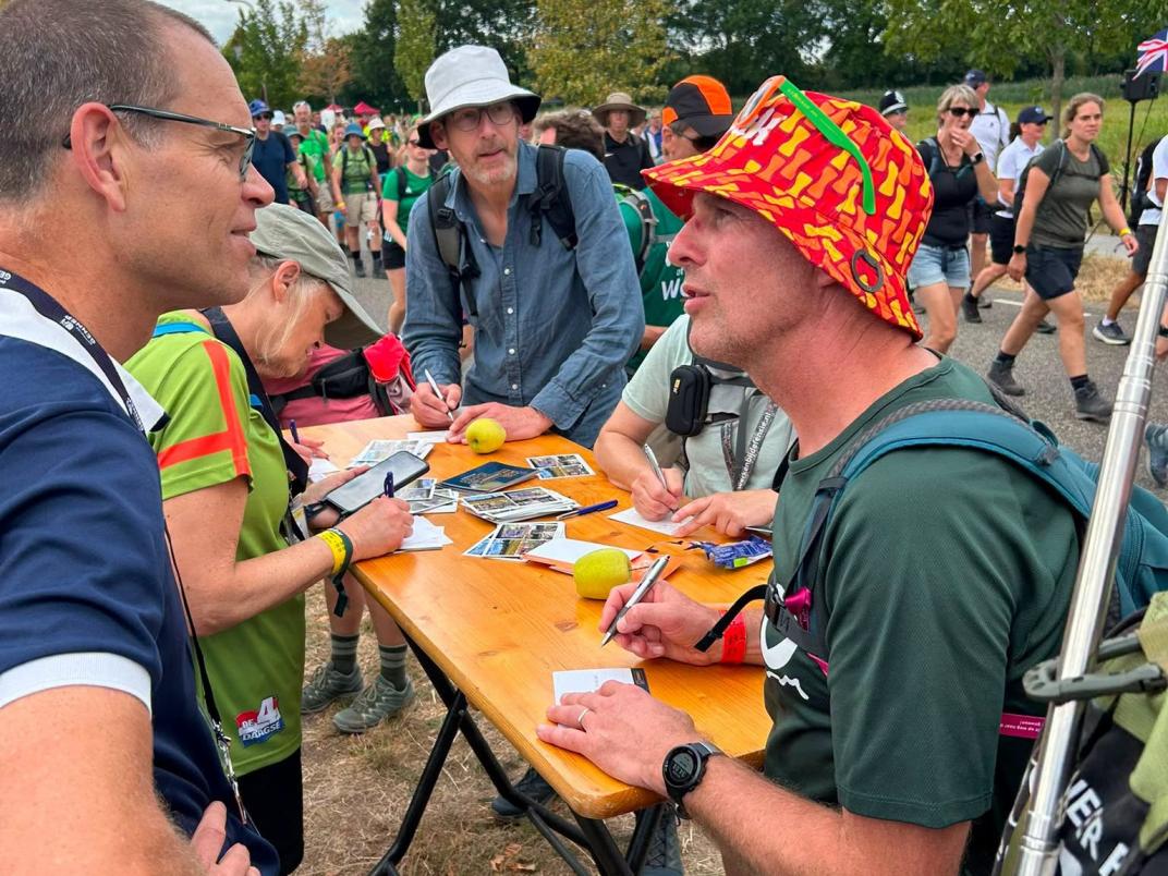 Wandelaars schrijven ansichtkaart