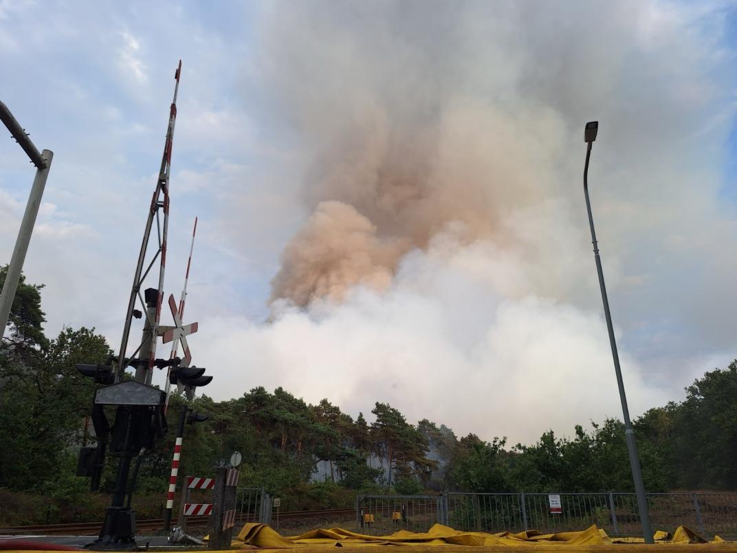 brand in de buurt van spoorwegovergang 