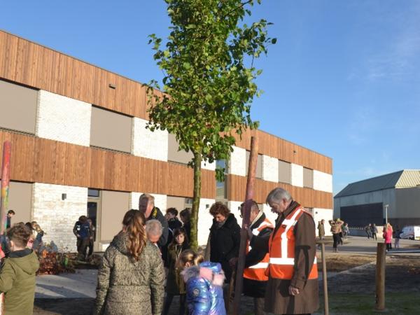 Aanplant van bomen bij het KEC tijdens de Boomfeestdag in november 2021
