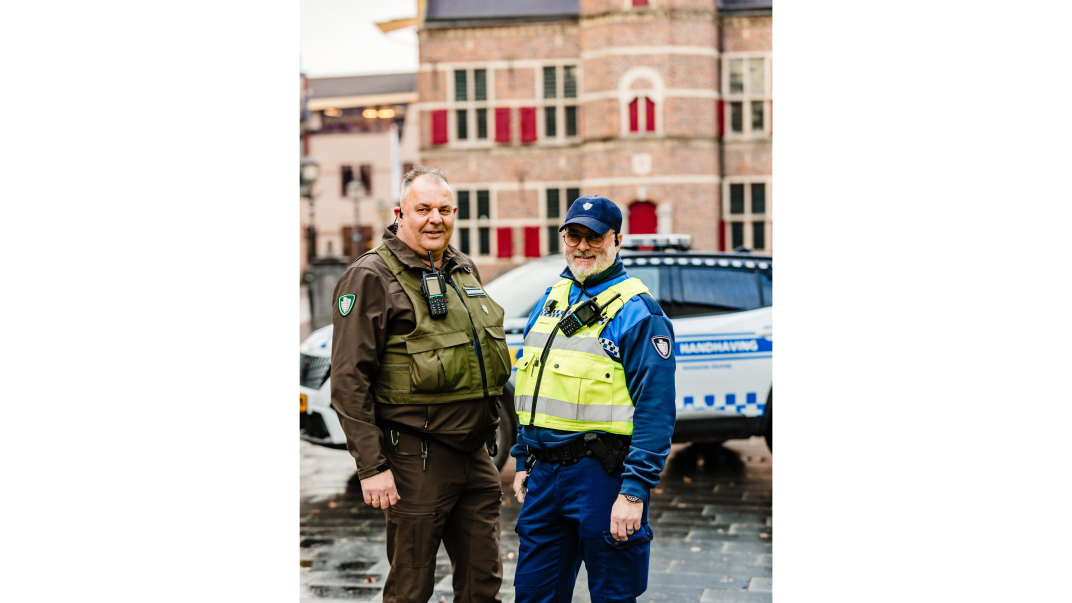 Twee handhavers voor auto Handhaving